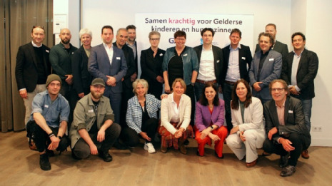 Groepsfoto bij ondertekening Essentiele functies in Jeugdhulp Gelderland